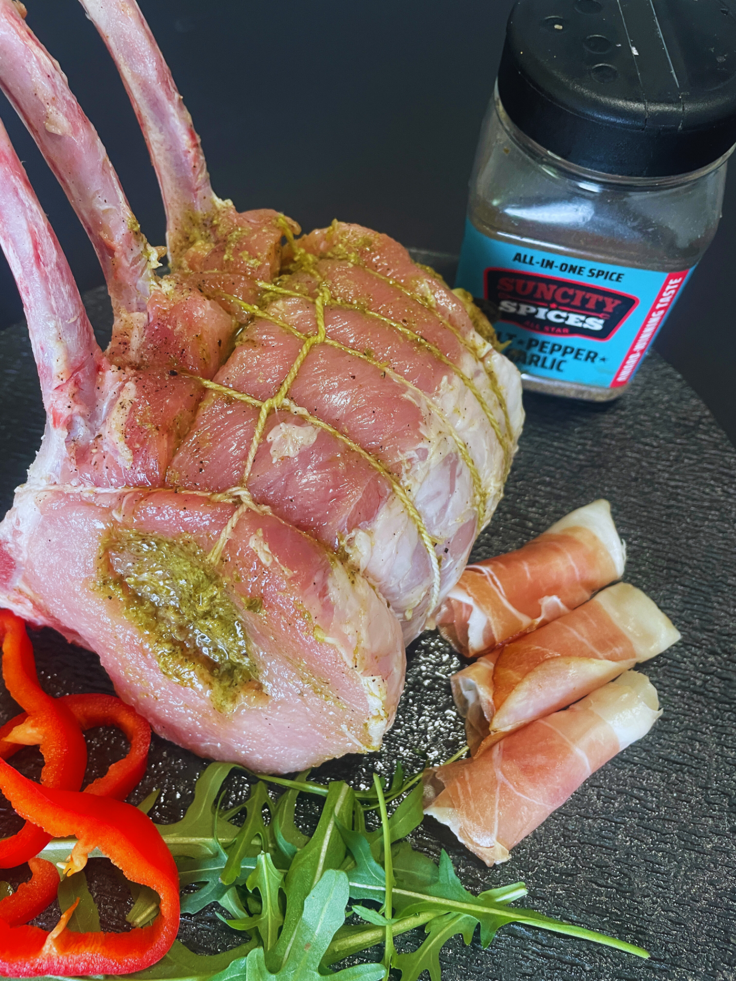 A képen egy darabolt töltött karaj látható